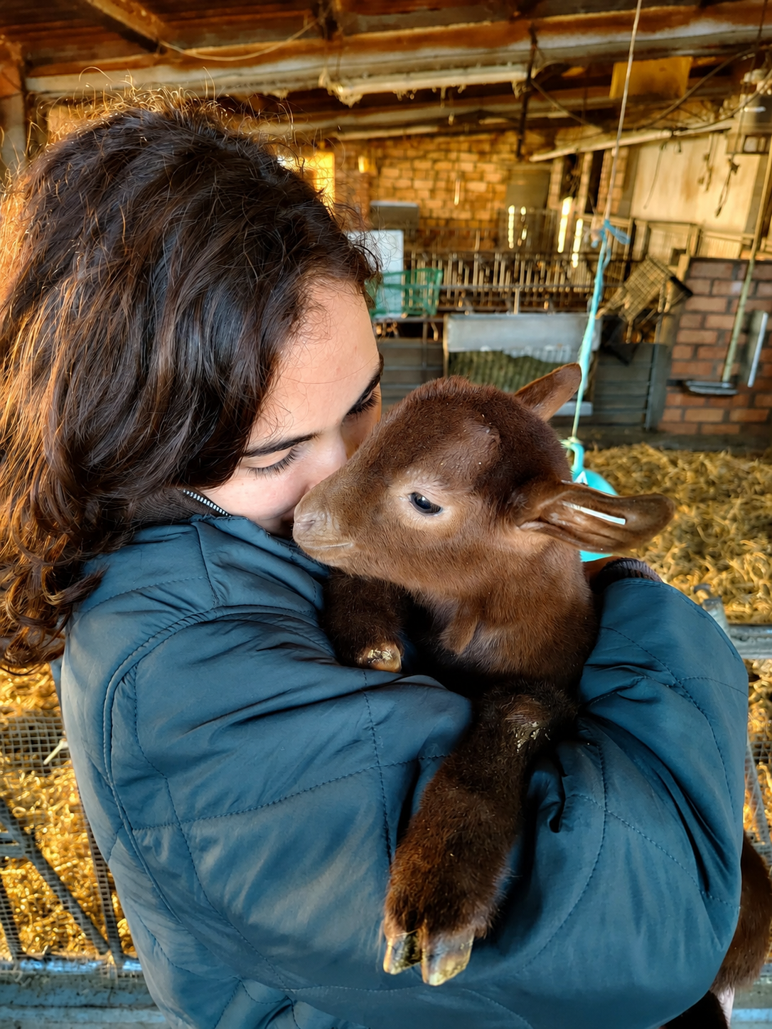 Claudia con un animal