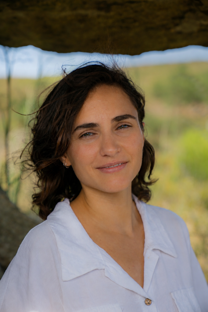 Claudia Mayorga sonriendo en la naturaleza